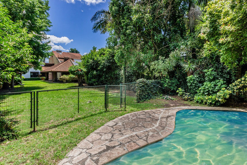 Casa · En Venta · 3 Dormitorios · Con Pileta Y Cochera · Hurlingham