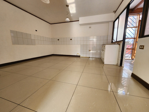 Hermosa Casa Ubicada En Villa Pomerape En Diego Portales Con