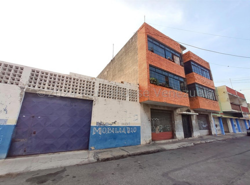 Raiza Suarez Vende Edificio Con 2 Locales Comerciales Y  2 Apartamentos En Excelente Ubicación En El Centro De Barquisimeto, Con  Area De Servicio Y Azotea. Tu  Oportunidad De Inversión 2 4  2 0 9 47 