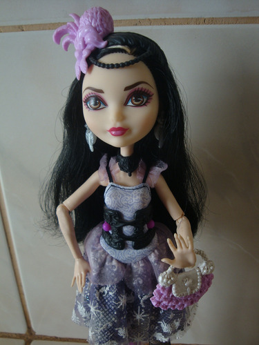 Boneca Ever After High Duquesa Swan (Usado)