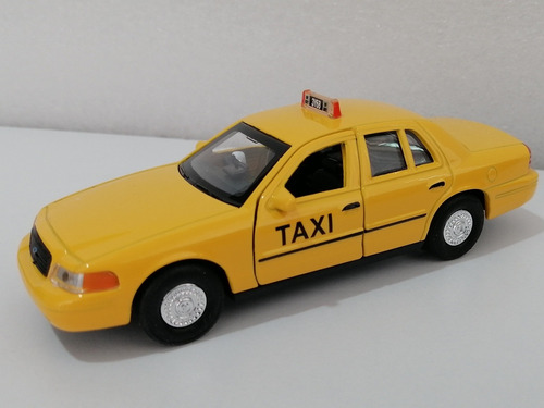 Taxi Ford Crown Victoria / Escala 1:38/ 12cms Largo / Metal 