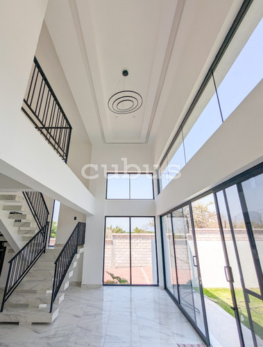 Casa Con Alberca En Venta En Fraccionamiento En Oaxtepec, Morelos