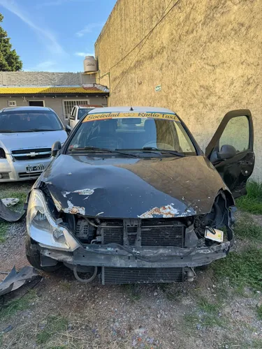 Chocado Renault Symbol En Marcha Al Dia Para Transferir
