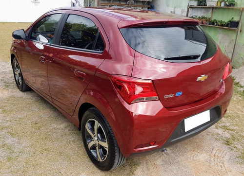Imagem 4 de 12 de Chevrolet Onix