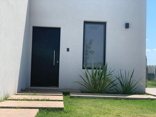 Venta Casa Tres Dormitorios Y Pileta En El Barrio Cerrado San Sebastian