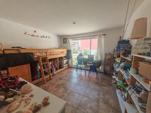 Casa Semi Nueva De 1 Nivel Iluminada Con Amplios Espacios Sobre Calle Principal Con 175 Mts De Jardin Frontal