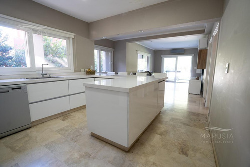 Venta Casa 4 Dormitorios, Excelente Calidad Y Muy Confortable En Ayres De Pilar