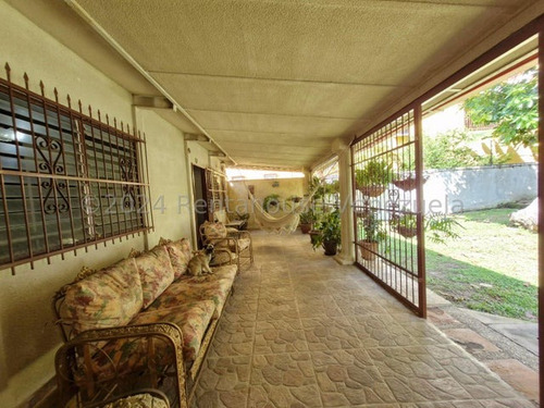 Gbf 25-2823 Vendo Encantadora Casa Con Terreno Barrio Sucre Oportunidad Única Llame Ya.