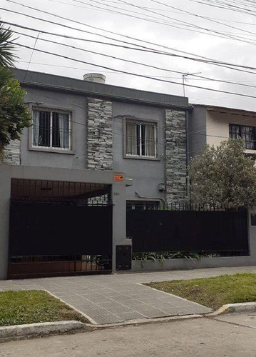 Casa En Venta - 5 Dormitorios 3 Baños 1 Cochera - 225mts2 - Merlo