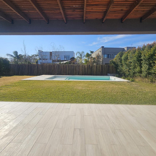 Casa En Venta En Barrio Barbarita, 3 Dormitorios Y Playroom