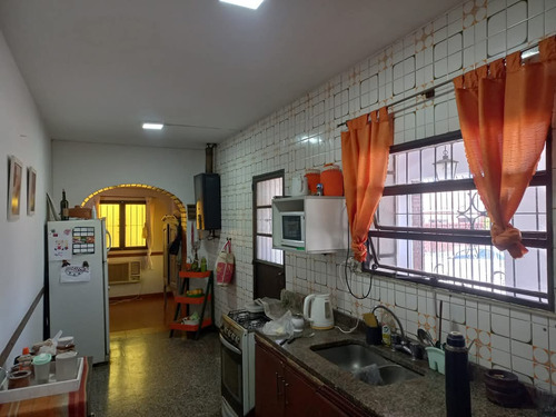 Flores Propiedades Vende Casa Esquina Barrio Modelo Sobre Av. America