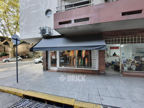 Local A La Calle Con Todo Vidriera En Esquina En Acuña De Figueroa Al 1000 - Impecable