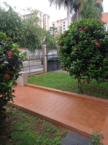Oportunidad  Casa  La Trigaleña Valencia Para Actualizar Dos Niveles Calle Cerrada Con Patio Y Jardines 