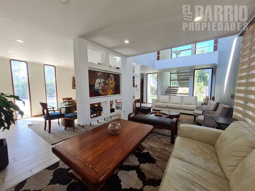 Casa En Venta De 6 Dorm. En Chicureo Poniente Colina