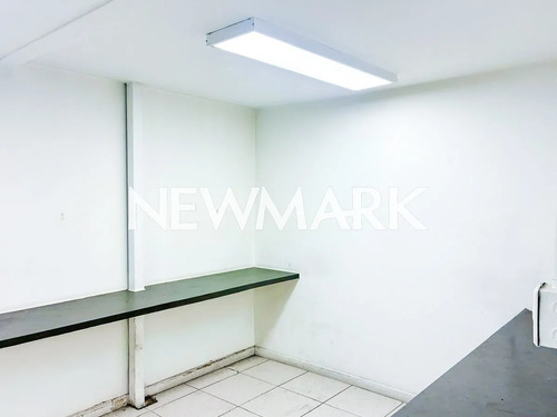 Amplia Propiedad Comercial En Arriendo