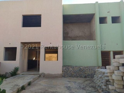 Imagen 2 de 11 de Townhouse En Venta Ubicado En Buena Zona De La Ciudad De Punto Fijo