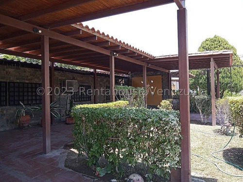 Se Vende Casa Campestre En San Joaquia Urbanizacion La Castellana. Cerca De Carreteras Y Autopistas Principales Del País. Cuenta Con Un Clima Agradable, Cómodos Espacios. Dapo