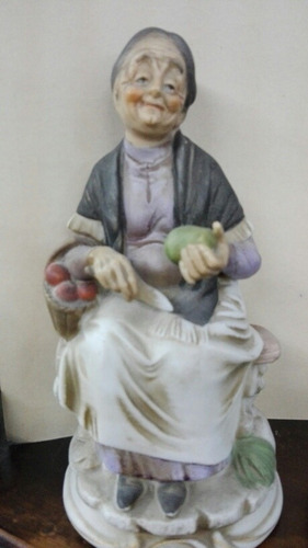 Biscuit Policromado Capodimonte, Figura  De «anciana » 