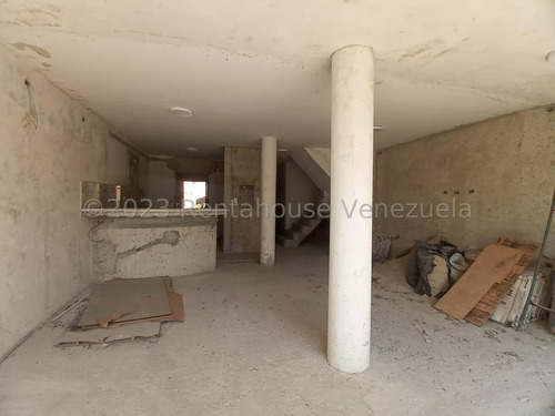 Imagen 12 de 16 de Obra Gris Cocina En Mampostería Con Tope De Granito. Baño En Planta Baja Remodelado Tanque De Agua Subterráneo, Línea Cantv. Conjunto Exclusivo De Solo 52 Th. Agua De Pozo. Vigilancia Privada 24 Hrs.