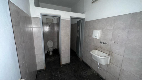 Depósito En Alquiler En El Barrio De Villa Riachuelo Con Salida A 3 Calles.