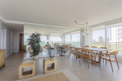 Venta Apartamento Tres Dormitorios Playa Mansa Primera Linea Edificio Coral Tower