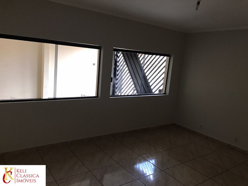 Imagem 11 de 19 de Casa Disponível Para Venda: Possui Dois Quartos, Um Banheiro, Sala, Cozinha E Garagem. A Edícula Possui Um Quarto, Um Banheiro, Cozinha E Quintal. - Ca00355 - 70750500