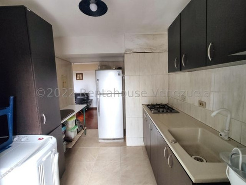 Imagen 6 de 30 de Apartamento En Venta En El Centro De Cabudare Cuenta Con 3 Habitaciones, 2 Modernos Baños, Iluminados Espacios De Sala Y Comedor, Cocina Iluminada Y Área De Lavandería Gabriela C.