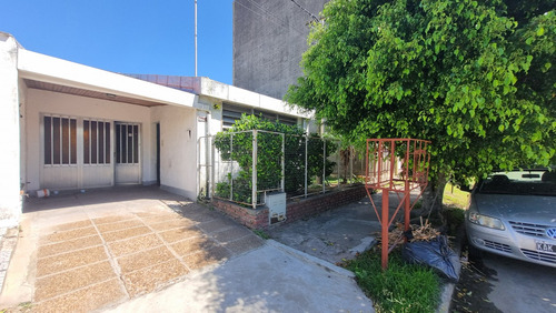 Casa De Tres Dormitorios, En Pje. Roca 2946, Santo Tome.