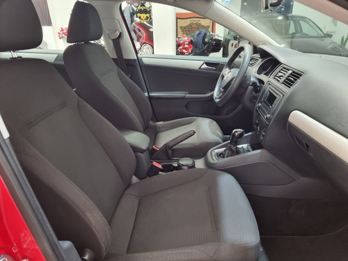 Imagen 9 de 14 de Volkswagen Jetta 2016 2.5 Trendline At