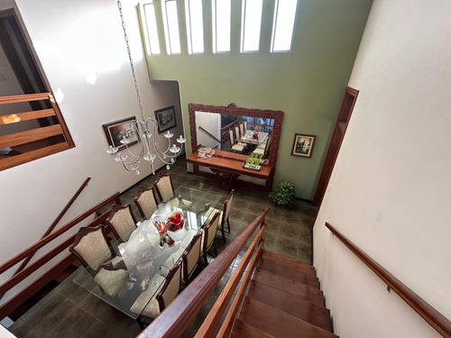 Casa Com Fino Acabamento, Rua Tranquilha, Bairro Nobre, 3 Dormitórios, Uma Suite, Quarto De Empregada.
