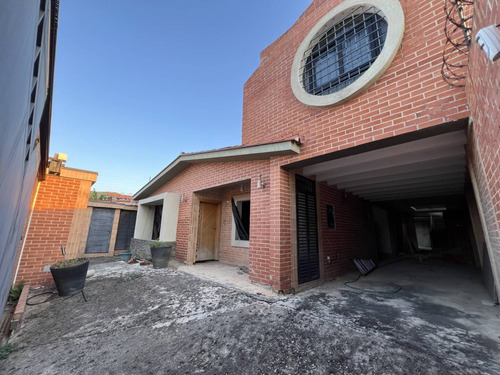 Venta De Casa Quinta Por Terminar En Calle Cerrada De El Trigal Norte C-219899 H.h 