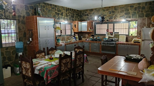 Hermosa Parcela En Venta, Con 2.7 Hectareas De Terreno, Que Cuenta Con Amplia Casa De Dos Pisos Que Cuenta Con 5 Cuartos, 2 Banos, Sala, Comedor Y Cocina, Amplios Corredores Techados
