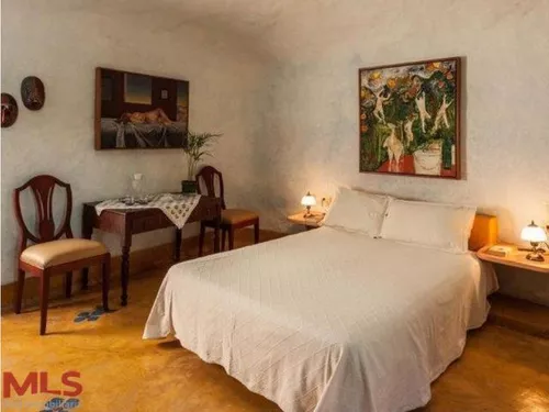 Encantador Lugar, Con Un Diseño Artístico(mls#238626)