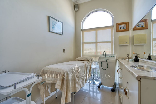 Arriendo, Centro De Salud Con Excelentes Instalaci...