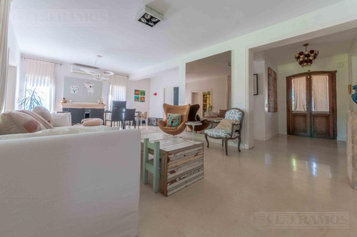 Casa Con 3 Dormitorios, Escritorio Y Playroom En Venta En Santa Barbara