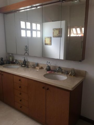 Imagen 9 de 12 de Casa En Venta En Prados Del Este 21-13811 Caro Fermoso 0424-2083128