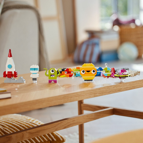 LEGO® Classic Planetas Espaciales Creativos 11037 | 450 piezas para constuir figuras del espacio