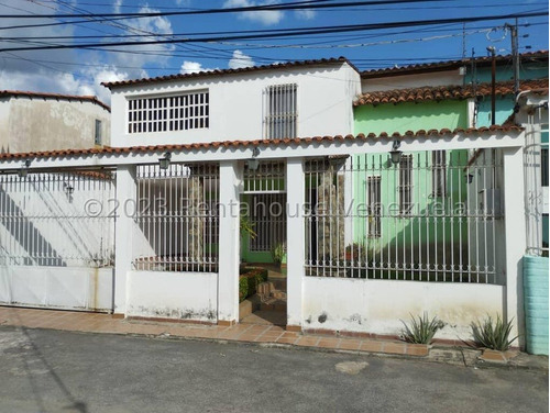 Casa En Venta En Urb. Ciudad Jardín, Cagua. 24-6221. Lln