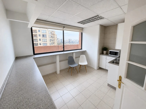 Oficina Con Terraza Y Vistas Despejadas En Nueva Apoquindo