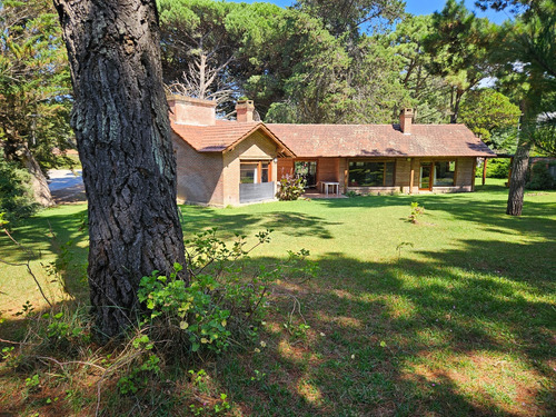 Pinamar: Barrio Golf ¡ideal Inversor! Chalet En Planta Única Sobre Lote De 1384 M2
