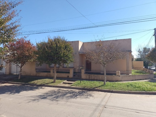 Casa De Familia Con Excelente Ubicación