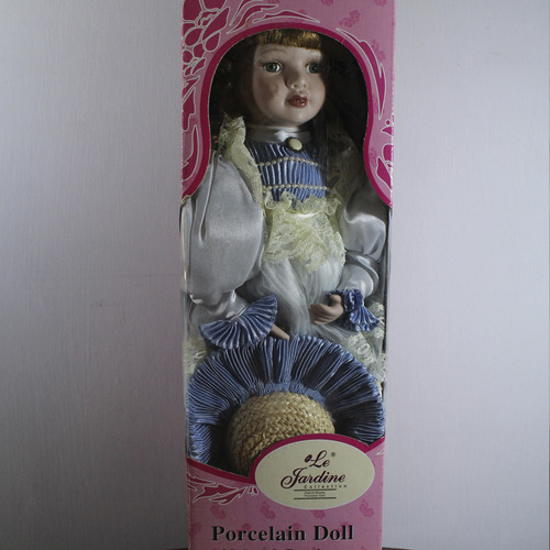 Muñeca E Porcelana Castaña Pelo Rizado Con Vestido Blanco (Usado)