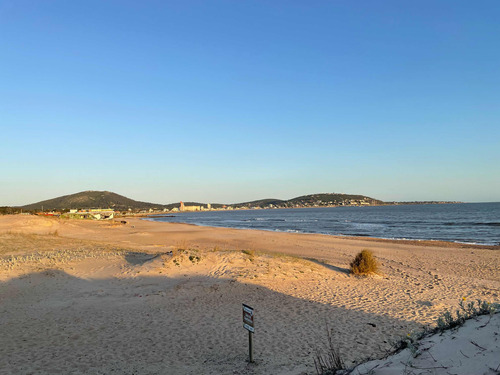 Alquilo Piriapolis Lindos Aptos De 1 Y 2 Dormitorios Sobre La Arena Rodeado De Palmeras Piscinacerrada 38 Grados Sala De Juego Un Lugar Unico Sobre La Playa En Piriapolis
