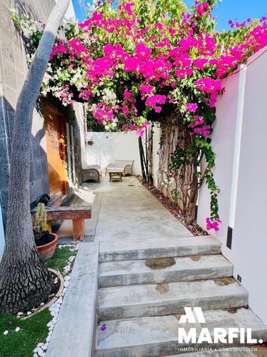 Casa En Venta Ideal Para Negocio / Oficinas En Esmeralda Norte Colima