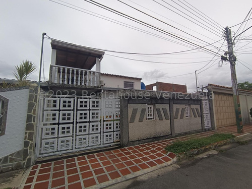 Casa En Venta, Urb. Las Cayenas, Maracay 24-15899 Yr
