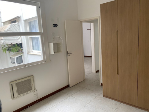 Bairro Peixoto Copacabana, Isenção De Iptu, Sala, 2q, Banheiro, Dependências De Empregada E Vaga De Garagem - Nada A Fazer, Entrar E Morar!
