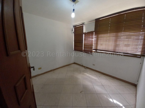 Amplio Y Comodo Apartamento Para Diseñar A Su Estilo Con Detalles Mediterraneos En Piedra Y Madera, Con Excelente Ubicacion Zona Norte De La Gran Valencia, Piso Medio, Edificio Conservado