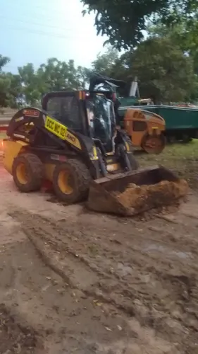 Minicargador Superboom New Holland L223