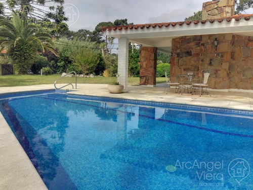 Casa Con Piscina Climatizada En Punta Del Este, Zona Shopping