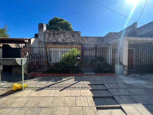 Venta Casa En Moron Con Cochera Y Patio